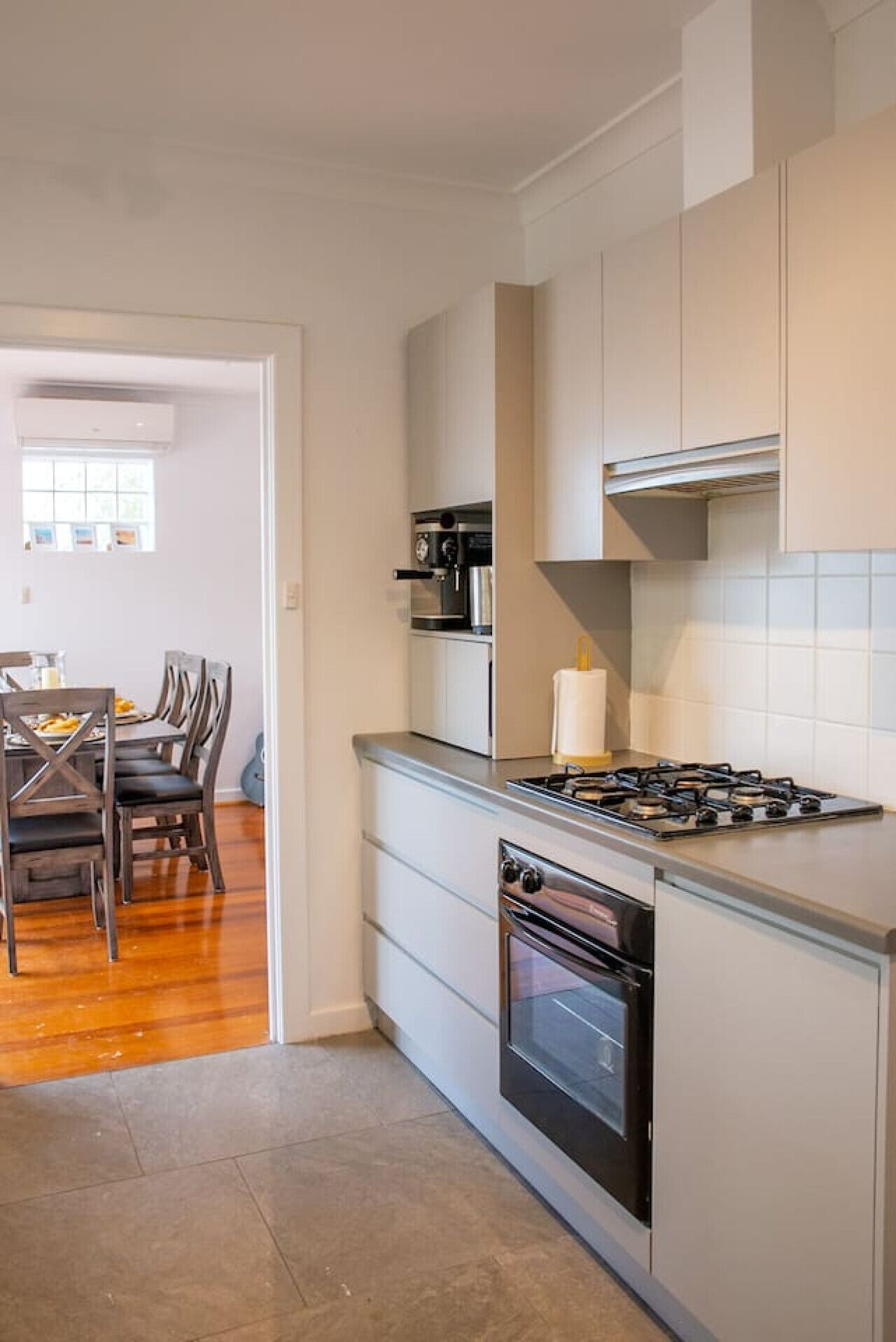 Fridge, oven, stovetop, coffee/tea maker