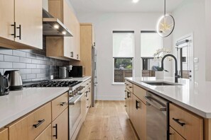Fridge, microwave, oven, stovetop - Rainey St Retreat - Cowboy Pool & Urban Chic (Austin)