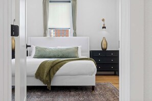 3 bedrooms, iron/ironing board, free WiFi, bed sheets - Rainey St Retreat - Cowboy Pool & Urban Chic (Austin)
