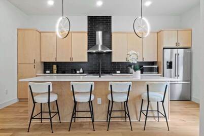 Rainey St Retreat - Cowboy Pool & Urban Chic