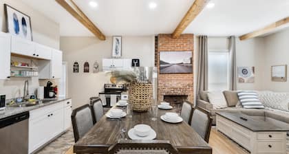 Stockyards- 4min Pet Friendly 3BR Luxe Gem