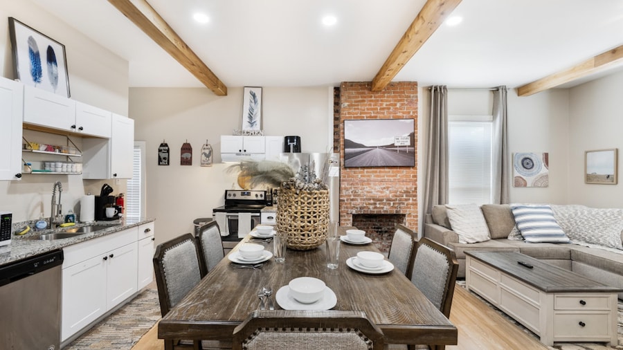 Stockyards- 4min Pet Friendly 3BR Luxe Gem