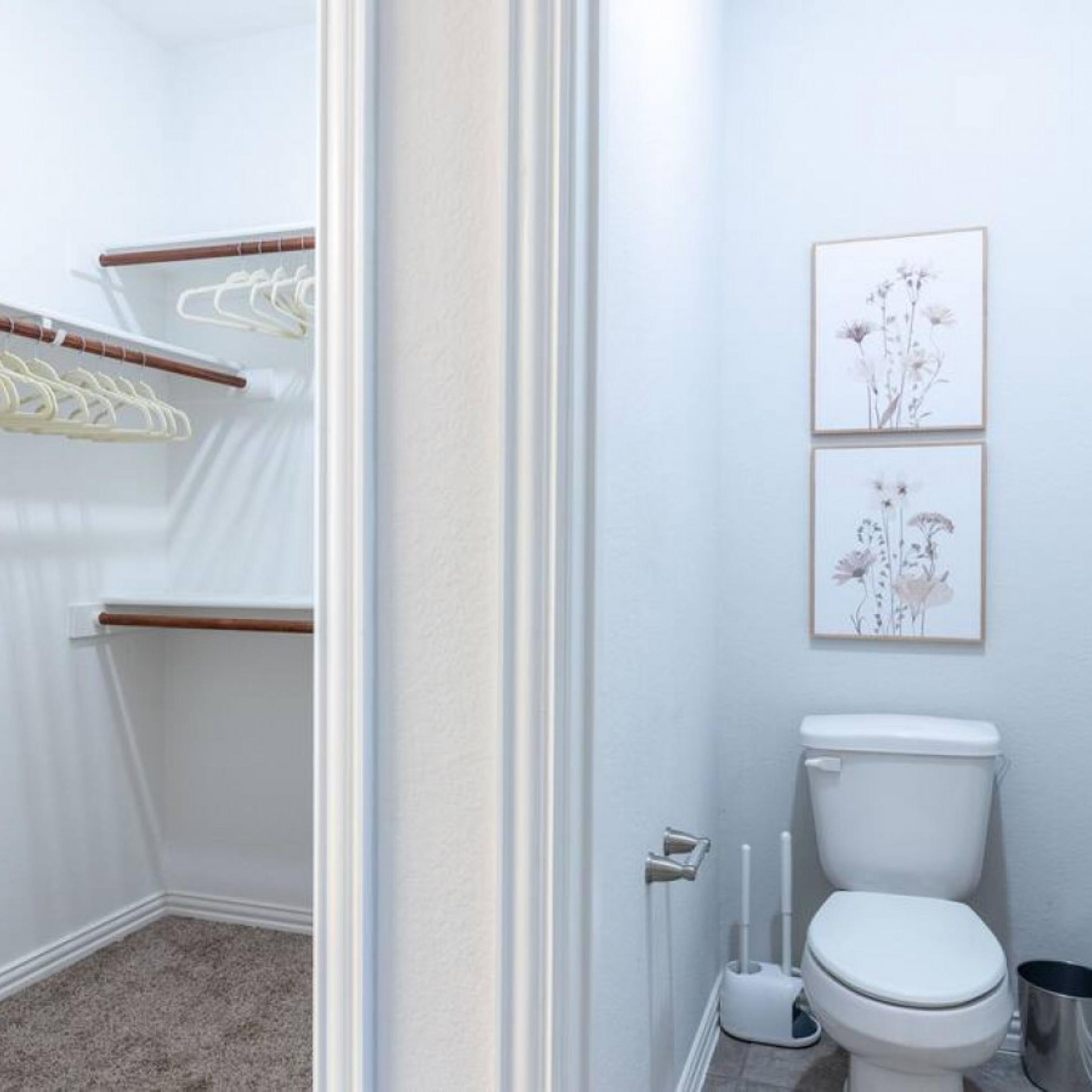 Un baño con inodoro, bidé y zona de ducha.