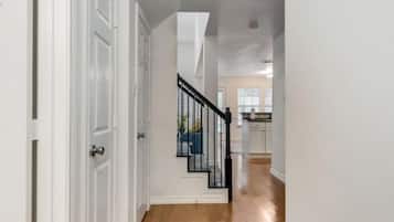 House | 3 bilik tidur, meja