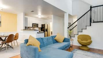 House | 3 bilik tidur, meja