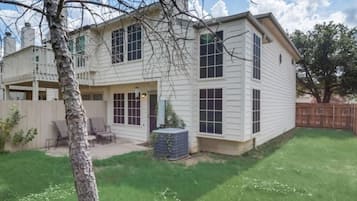 3 bedrooms, desk