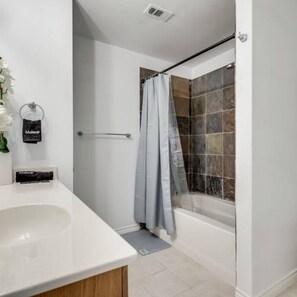 House | 3 bedrooms, desk - Family Business Retreat King Bed Top Amenities (Euless)