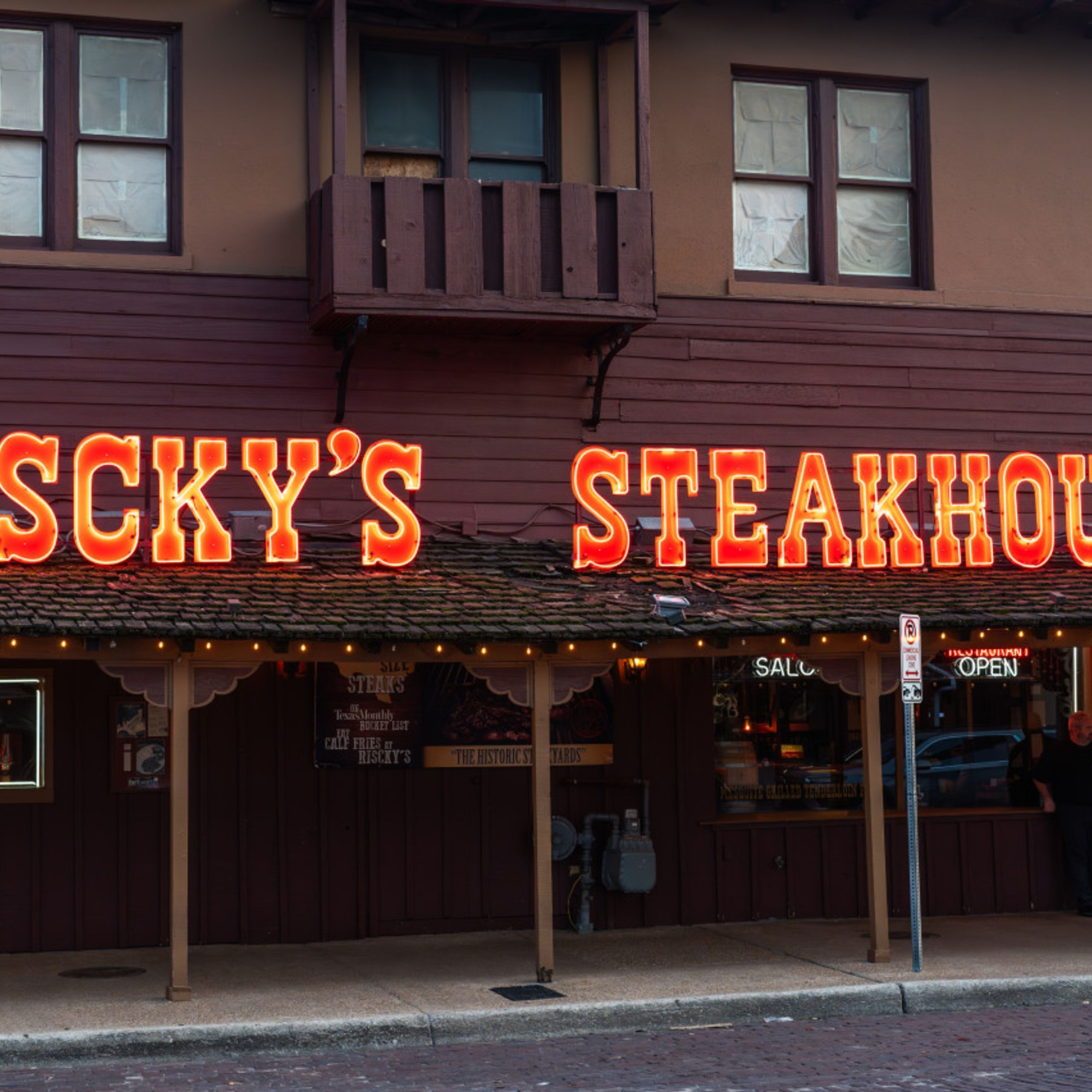 Ein Restaurant namens "SCKY'S STEAKHOUSE" mit überdachtem Außenbereich.