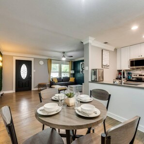 House | 4 bedrooms, desk - Rare Exclusive Retreat Private Hot Tub King Bed (Arlington)