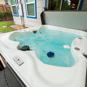 House | 4 bedrooms, desk - Rare Exclusive Retreat Private Hot Tub King Bed (Arlington)