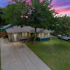 House | 4 bedrooms, desk - Rare Exclusive Retreat Private Hot Tub King Bed (Arlington)