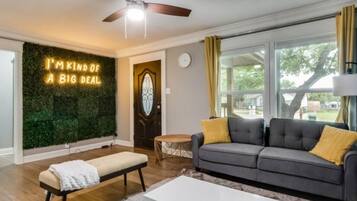 House | 4 bedrooms, desk