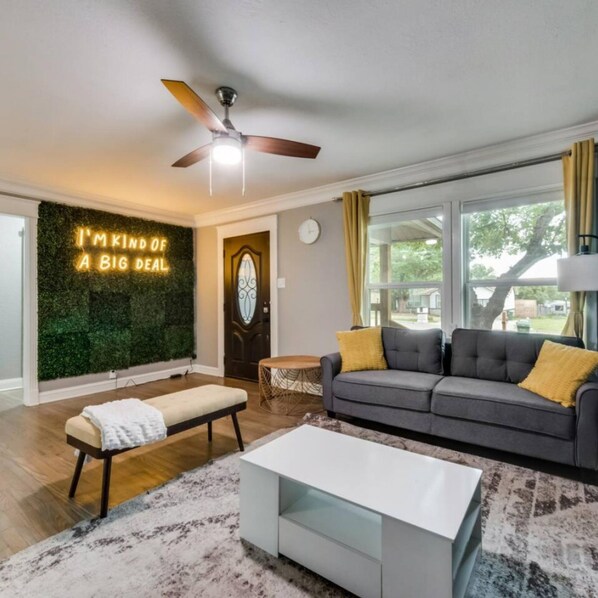 House | 4 bedrooms, desk - Rare Exclusive Retreat Private Hot Tub King Bed (Arlington)
