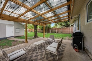 House | 4 bedrooms, desk - Rare Exclusive Retreat Private Hot Tub King Bed (Arlington)