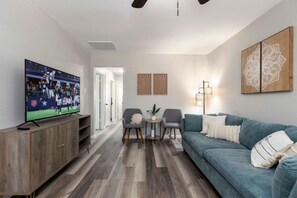 House | 3 bedrooms - Lavish Hidden Gem Pet Friendly (Arlington)