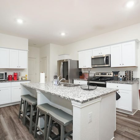 5 habitaciones . Rare Find Sleeps 13 Family Fun