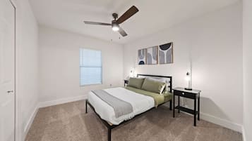 House | 7 bedrooms, desk