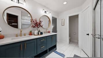 House | 7 bedrooms, desk