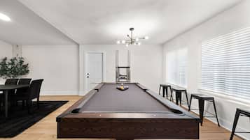 House | 7 bedrooms, desk