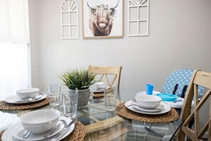 House | 3 bedrooms - Lux Modern Getaway AT T Stadium Views King Bed (Arlington)