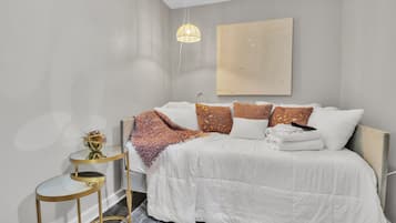 2 bedrooms, desk, WiFi, bed sheets