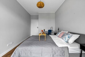 1 bedroom, desk, iron/ironing board, free WiFi - Warsaw Bemowo - Parking, Balcony & Workspace - by Rentujemy (Warszawa)