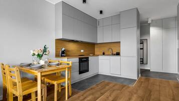 Fridge, oven, stovetop, dishwasher
