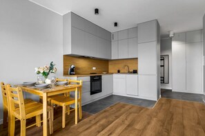 Fridge, oven, stovetop, dishwasher