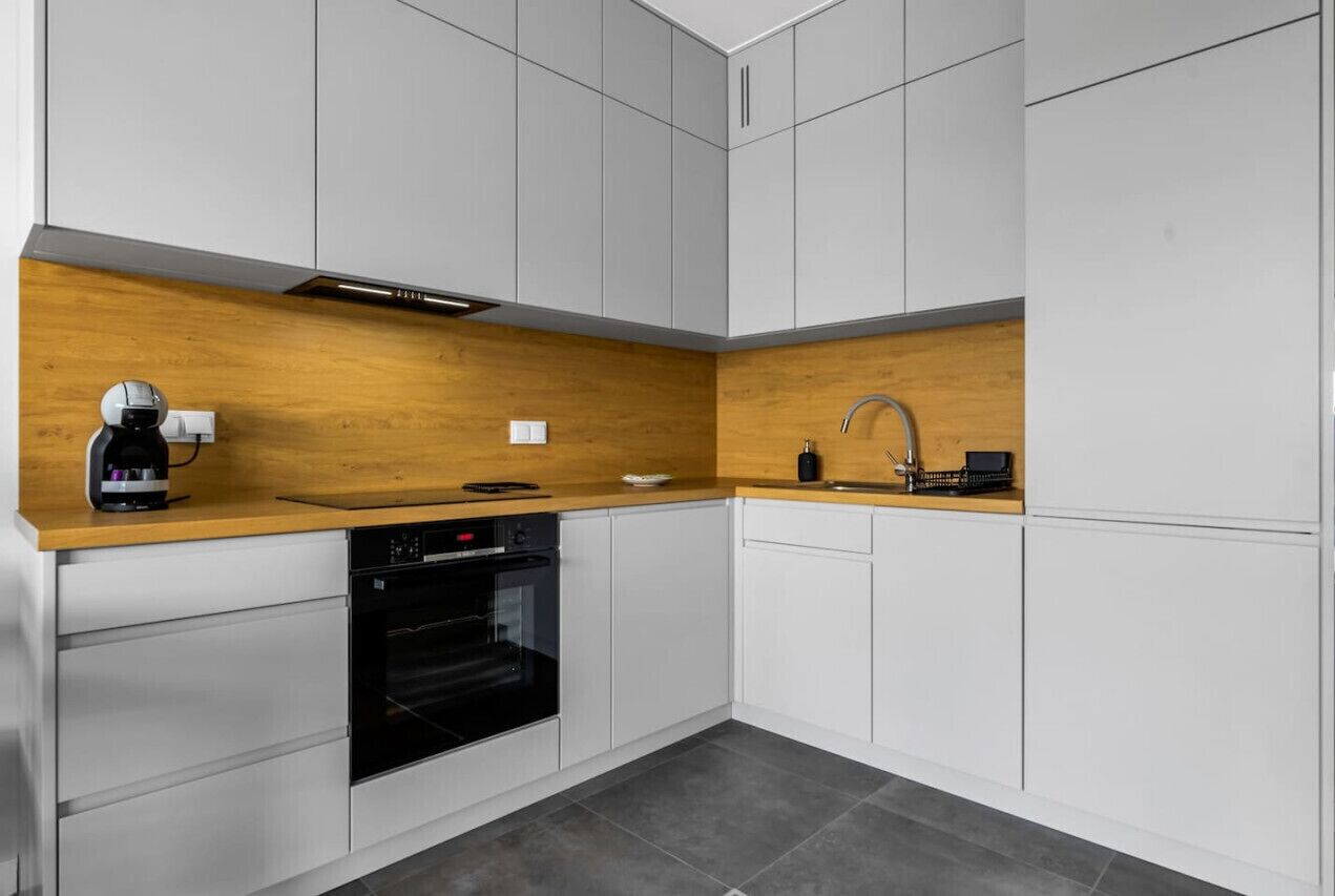 Frigorifero, forno, piano cottura, lavastoviglie