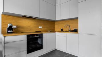 Frigorifero, forno, piano cottura, lavastoviglie