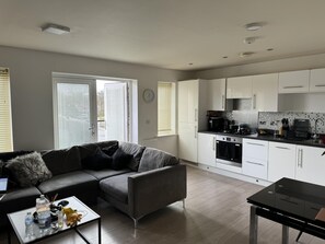 Apartemen | Area keluarga | TV