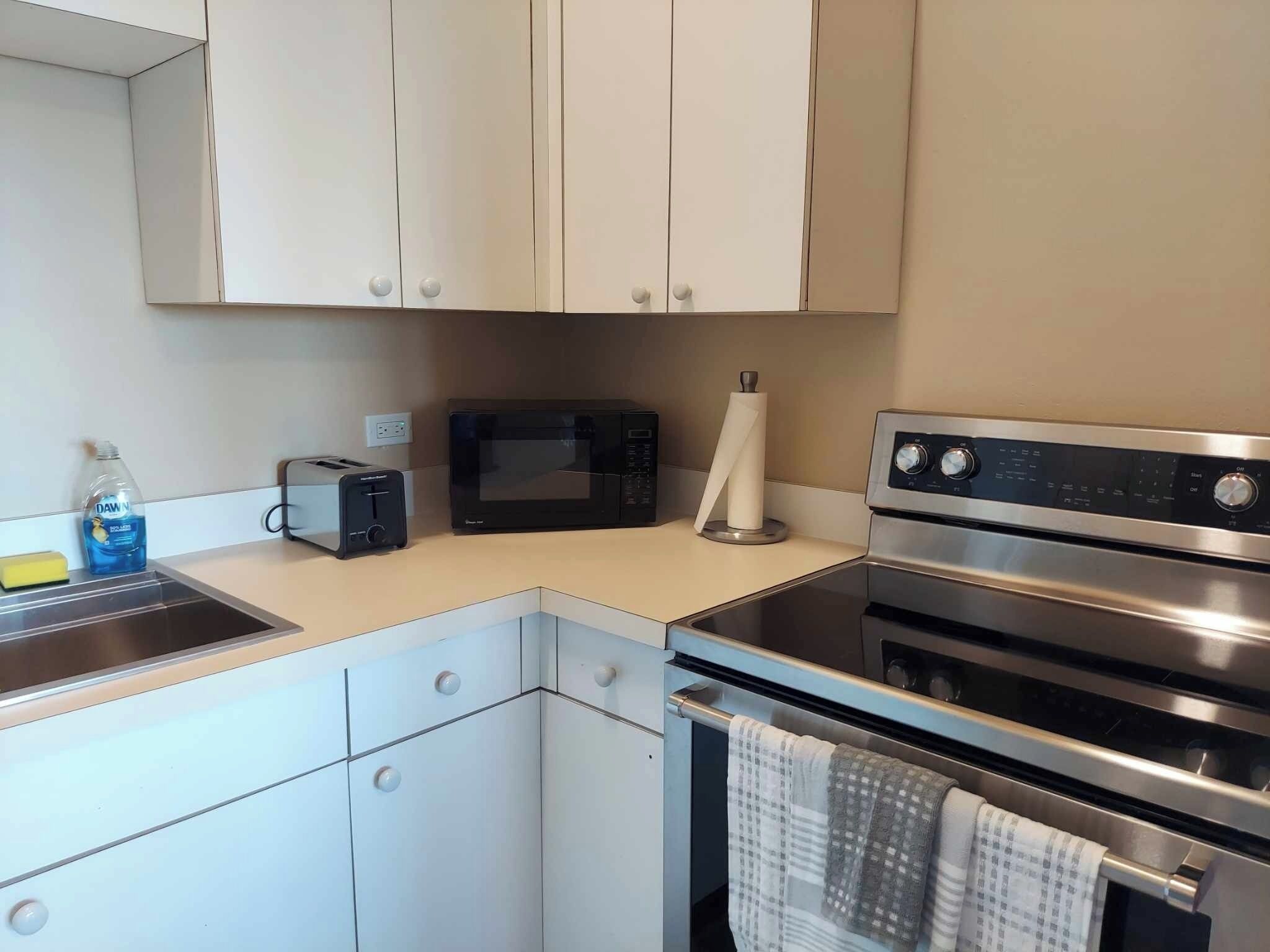 冷蔵庫、電子レンジ、オーブン、コンロ