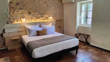 Basilic | Hypo-allergenic bedding, in-room safe, desk, soundproofing