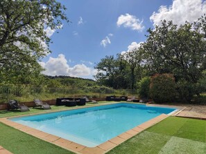 Una piscina al aire libre de temporada