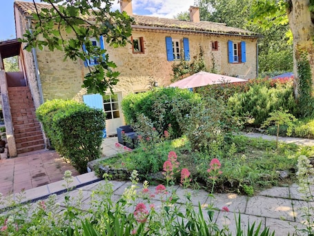 Extérieur. Le Mas des Laurels