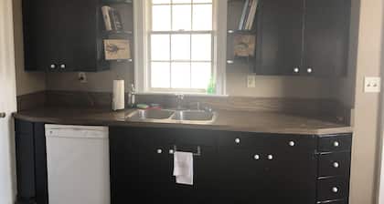 Hilltop Retreat . Private house surrounded by nature. Just 2 miles from Lake.