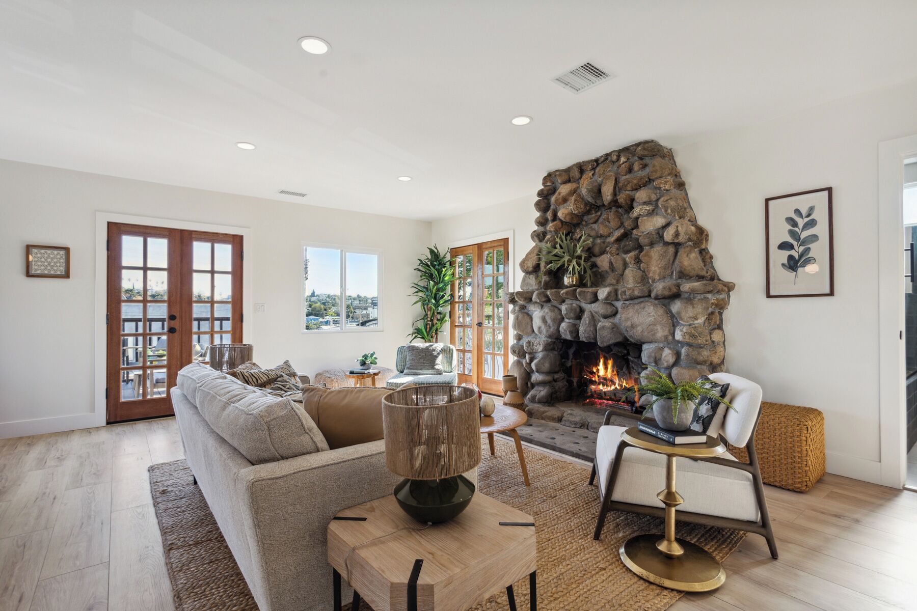 Vintage Cottage: Historic Fireplace, Dining & Gym at Your Doorstep!