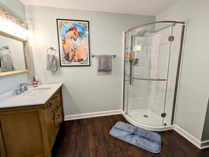 Een douche, een haardroger, handdoeken, zeep