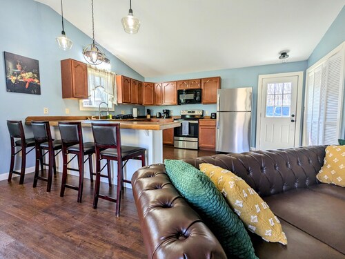 Country Mama's Modern Artsy Cottage 