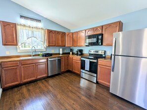 Een koelkast, een microgolfoven, een oven, een kookplaat