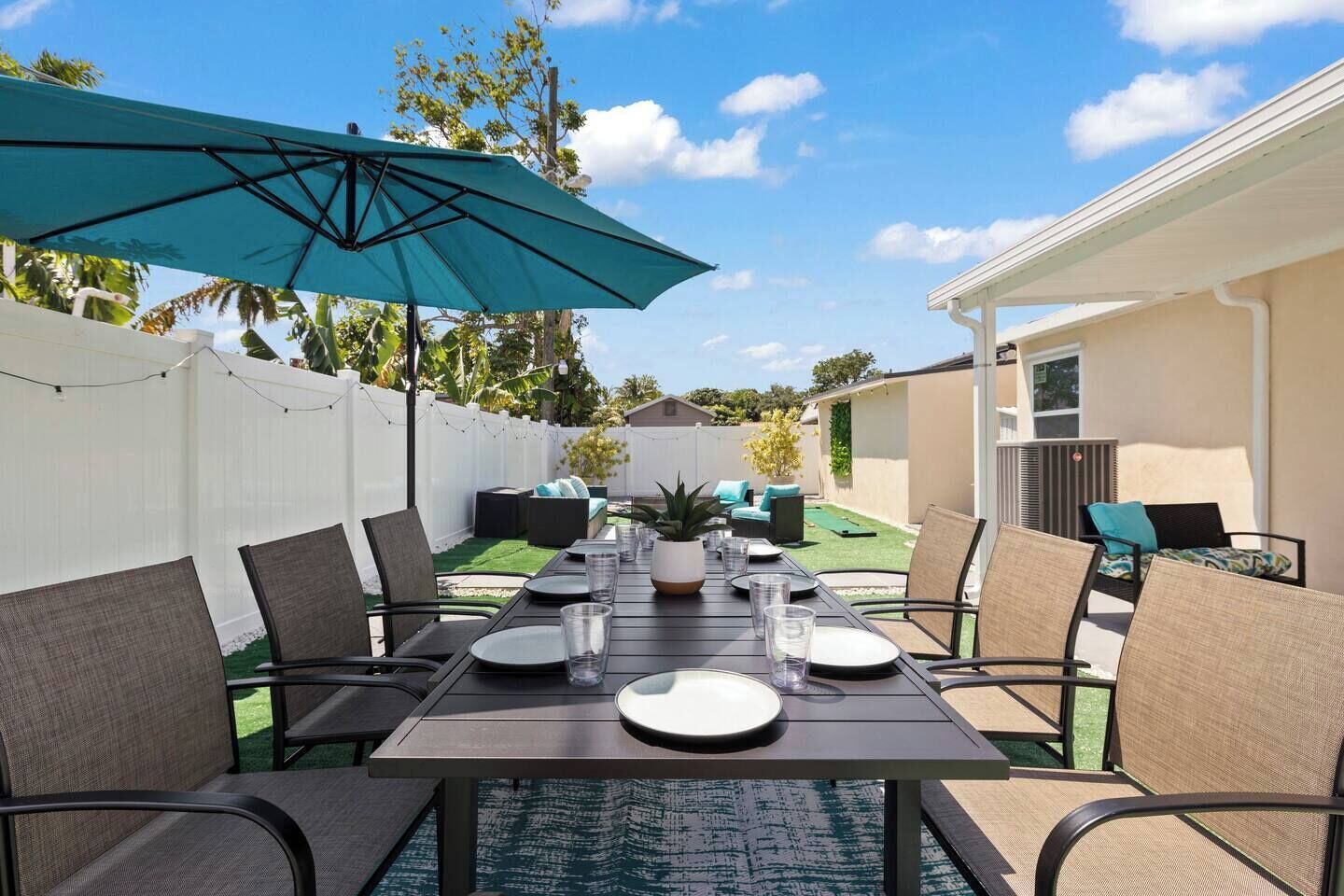 The Vibrant Villa, a cozy villa in Miami with a private backyard patio