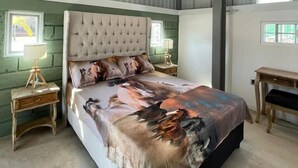 A bedroom with a large bed, green walls, and a high ceiling. - Cabaña tipo granero Granglam Ixkapada  (Ixtapan de la Sal)