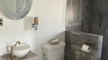 Baita Deluxe | Bagno | Doccia, soffione a pioggia, set di cortesia gratuito, asciugamani