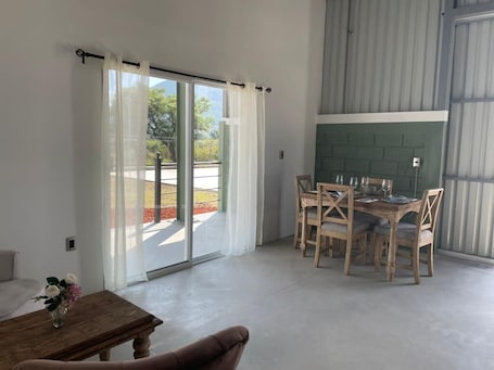 华丽小屋 | 高档床上用品、羽绒被、记忆海绵床垫、笔记本电脑工作区