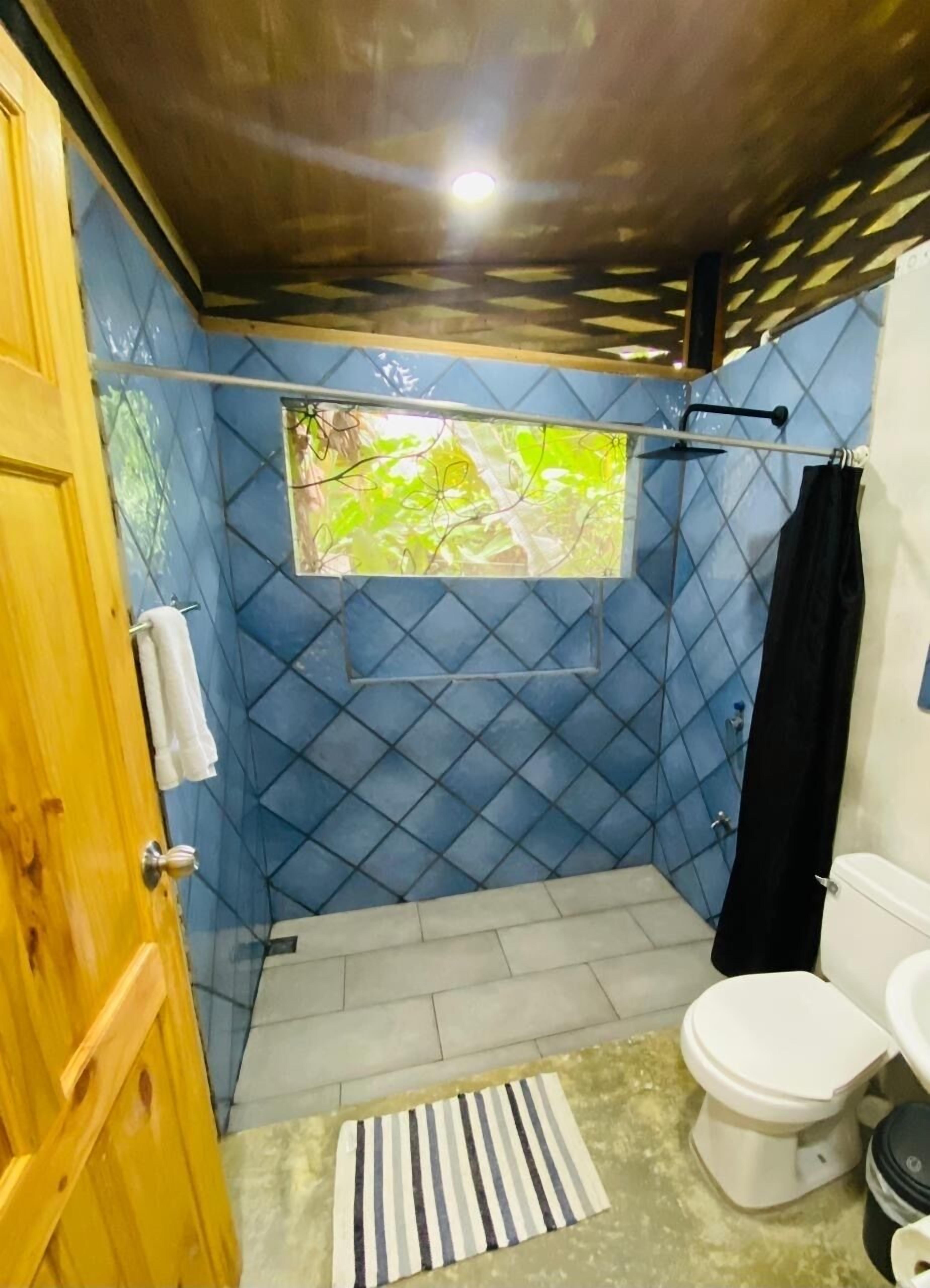 Dusj, håndklær, såpe og toalettpapir