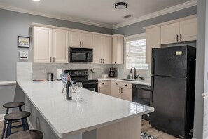 Fridge, microwave, oven, stovetop - Brand new amazing family/golfer retreat with lake & pool view & Elevator (Myrtle Beach)