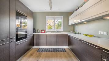 Een vaatwasser, een blender, kookgerei, borden en bestek