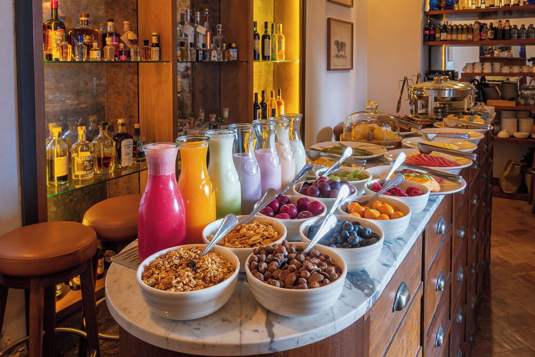 Una barra de buffet con diversos alimentos y bebidas.