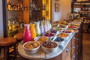 Una barra de buffet con diversos alimentos y bebidas.