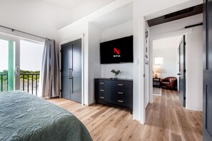 6 bedrooms, desk, iron/ironing board, travel crib